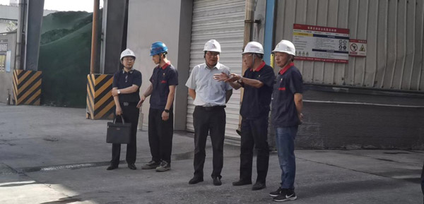 集團公司黨委委員、股份公司黨委書記、總經(jīng)理蔣培進到建材公司調(diào)研